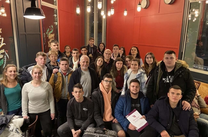 student group french language stay in bordeaux